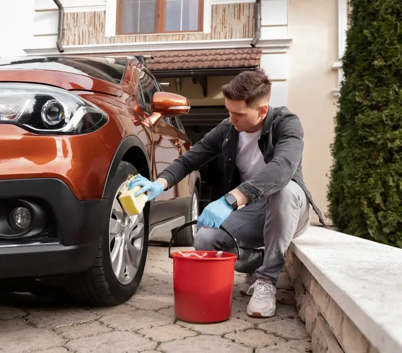 Lavage auto à domicile Trescléoux : professionnel intervenant sur un véhicule